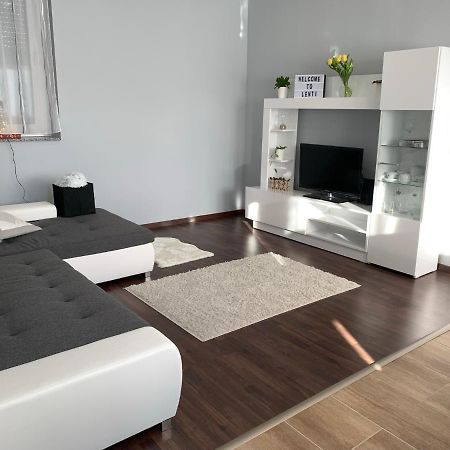 Modern Two Bedroom Flat With Balcony 렌티 외부 사진