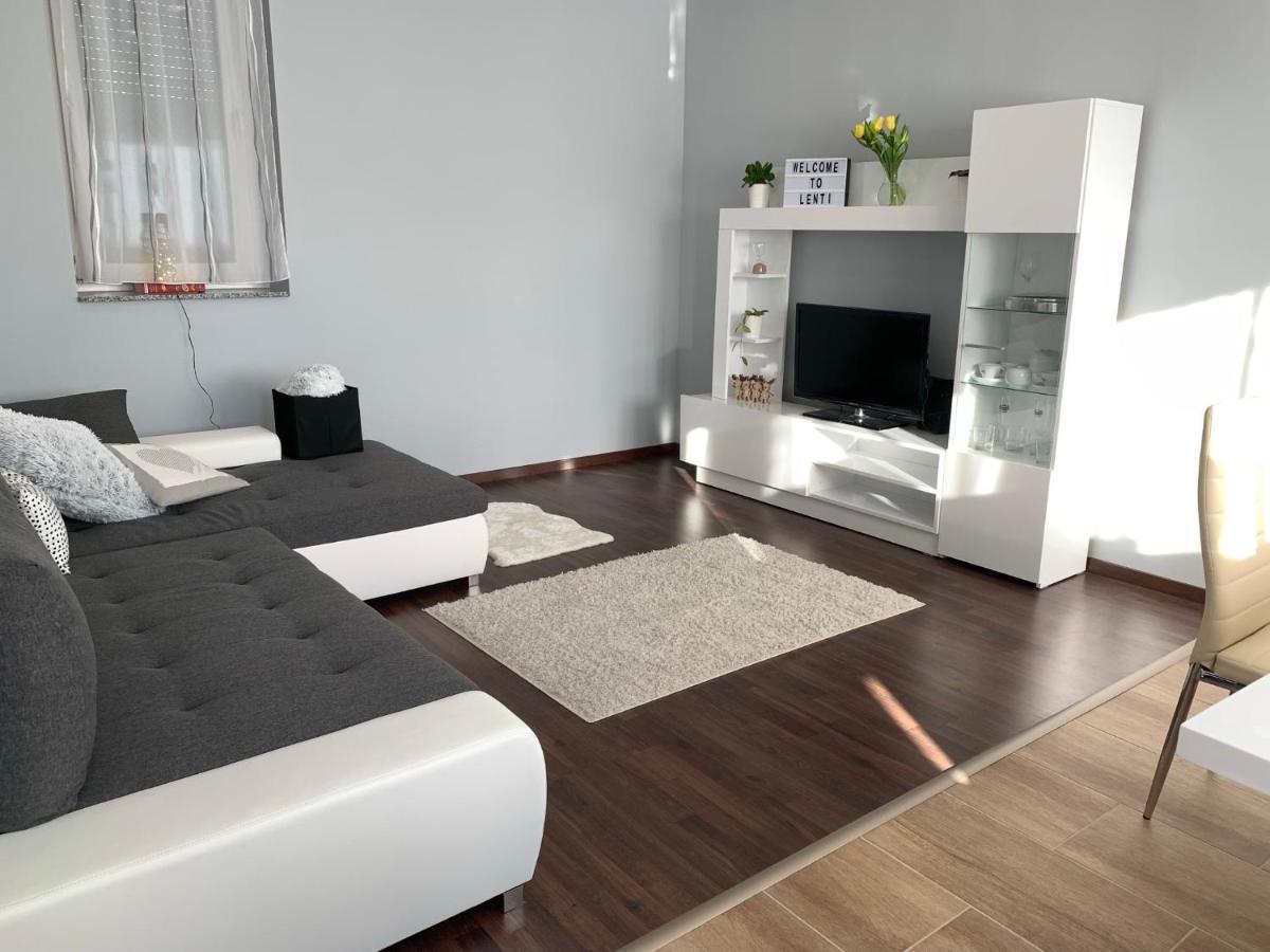 Modern Two Bedroom Flat With Balcony 렌티 외부 사진