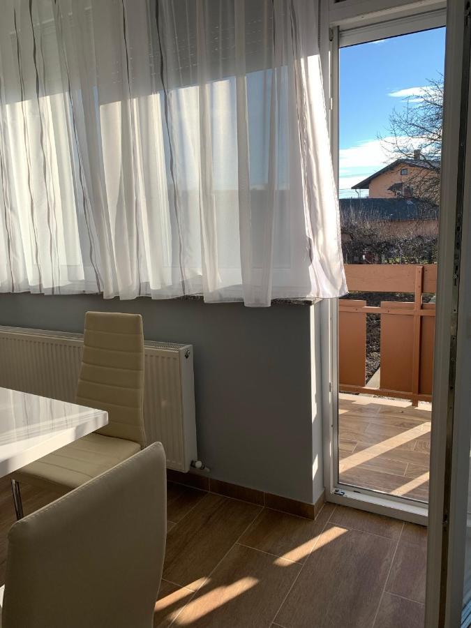 Modern Two Bedroom Flat With Balcony 렌티 외부 사진