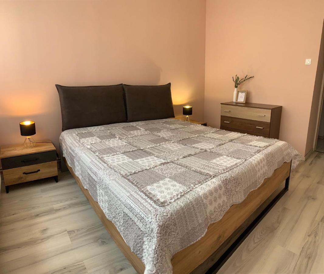 Modern Two Bedroom Flat With Balcony 렌티 외부 사진