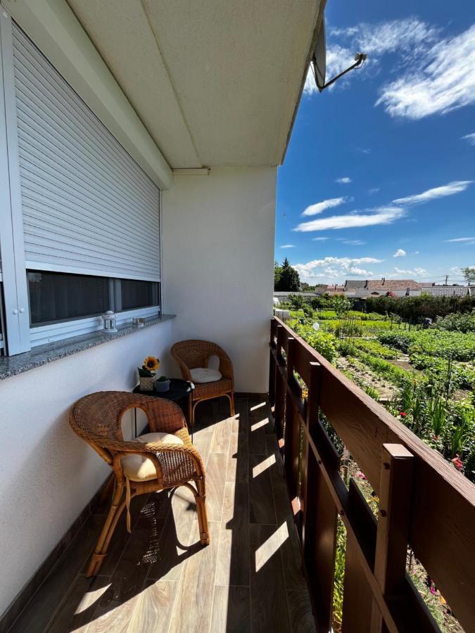 Modern Two Bedroom Flat With Balcony 렌티 외부 사진
